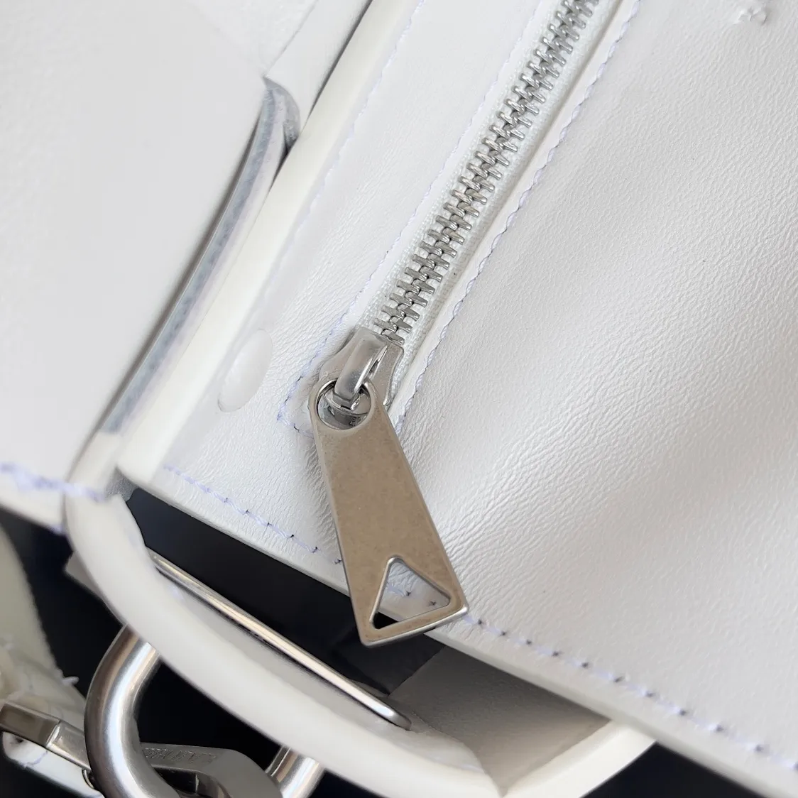 Batch 2120 1bv two-in-one cassette bag has a more casual and casual cool. The leather is stiff and has a slight leather luster. Different colors are available. 🙈 The crossbody bag that handsome guys love to carry when going out is super handsome. It is fashionable and fashionable~ The capacity is very sufficient for daily commuting. The small bag can hold headphones. One bag is multi-purpose! ! Style number: 741777 Size: 26*16*6.5cm